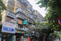 Ảnh: “Chuồng cọp” phủ kín mặt tiền chung cư cao 9 tầng ở Hà Nội