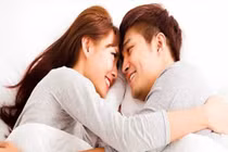 Thấy chồng tắm cả tiếng chưa ra, vợ hé cửa thấy thứ kinh hãi