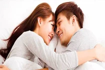 Thấy chồng tắm cả tiếng chưa ra, vợ hé cửa thấy thứ kinh hãi