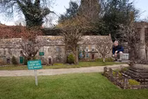 Cận cảnh ngôi làng tý hon được rao bán gần 20 tỷ