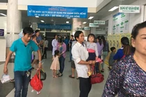 Nữ hộ sinh bị đánh vỡ hốc mắt, xương mũi trong thang máy