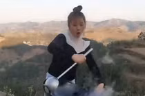 Video: Cô gái Trung Quốc nổi tiếng nhờ tài múa chảo