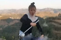 Video: Cô gái Trung Quốc nổi tiếng nhờ tài múa chảo