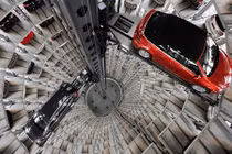 Kinh ngạc chung cư cao cấp chuyển xe hơi lên tận cửa căn hộ