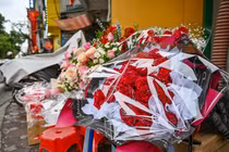 Hoa, quà tặng Valentine nằm dọc vỉa hè chờ khách