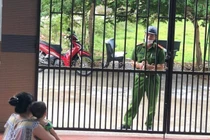 COVID-19: Chiến sĩ công an Đà Nẵng ghé thăm nhà nhưng chỉ dám nhìn con từ xa