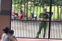 COVID-19: Chiến sĩ công an Đà Nẵng ghé thăm nhà nhưng chỉ dám nhìn con từ xa