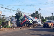 Xe khách tông “bay” xe tải xuống mương nước