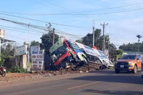 Xe khách tông “bay” xe tải xuống mương nước