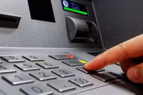 Rút tiền tại ATM bị nuốt thẻ: 3 bước cần làm để lấy lại thẻ nhanh chóng