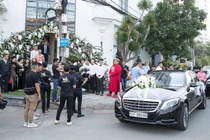 Lóa mắt dàn siêu xe Rolls-Royce, Maybach trong lễ cưới Bảo Thy