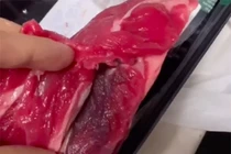 Siêu thị bán miếng thịt bò đỏ tươi nhưng lật bên trong thì “khóc thét”