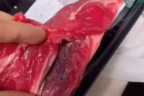 Siêu thị bán miếng thịt bò đỏ tươi nhưng lật bên trong thì “khóc thét”