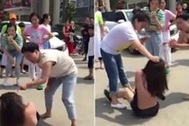 Clip đánh ghen dữ dội đến bay cả tóc giả ngay giữa phố