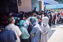 Đội nắng xếp hàng dài dằng dặc, bốc số thứ tự mua khẩu trang ở TP.HCM