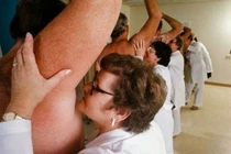 Nghề kỳ lạ chỉ nằm ngủ hay ngửi... nách nhưng kiếm cả chục tỷ/năm