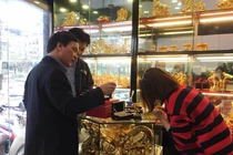 Lan hồ điệp mạ vàng 16 triệu/cành, đại gia mua làm quà tặng 8/3