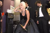 Lady Gaga bật khóc nức nở, nắm chặt tượng vàng Oscar đầu tiên của sự nghiệp
