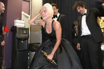 Lady Gaga bật khóc nức nở, nắm chặt tượng vàng Oscar đầu tiên của sự nghiệp