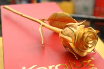 Choáng với bông hồng đúc vàng đính kim cương trăm triệu ngày 8/3