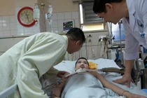 Cậu bé sống thực vật hai năm bỗng cười trở lại: Nụ cười bạc tỷ