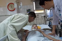 Cậu bé sống thực vật hai năm bỗng cười trở lại: Nụ cười bạc tỷ