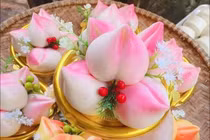 Bánh bao đào tiên “đổ bộ” chợ mạng trước Rằm tháng Giêng