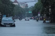 Ôtô chết máy giữa mưa, người dân Hà Tĩnh phải xuống xe lội nước