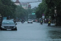 Ôtô chết máy giữa mưa, người dân Hà Tĩnh phải xuống xe lội nước