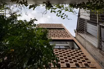 Sâu trong hẻm, nhà gạch mộc ở Sài Gòn khiến báo ngoại ngỡ ngàng