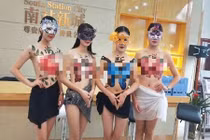 Sốc nặng công ty bất động sản quảng cáo trên lưng người mẫu ngực trần