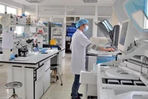 Máy xét nghiệm COVID-19 2 tỷ của Cường Đô la khác gì máy 5,2 tỷ Quảng Ninh mua?