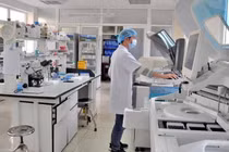 Máy xét nghiệm COVID-19 2 tỷ của Cường Đô la khác gì máy 5,2 tỷ Quảng Ninh mua?