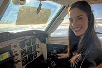Ngắm nữ phi công xinh đẹp nhất thế giới “hút hồn” hành khách