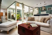 Nhà ngập ánh sáng nhờ giếng trời rộng hơn 20m2 