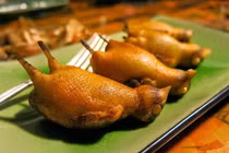 Cận cảnh quy trình chế biến tàn nhẫn đằng sau những đặc sản đắt đỏ