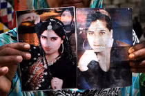 Sống chết bỏ trốn cùng người yêu, đôi trẻ bị gia đình bắt về xử tử