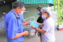 Đà Nẵng kiểm soát người đi chợ bằng phiếu vào chợ