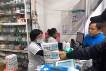 Người dân ùn ùn đi mua khẩu trang sau khi 3 người Việt nhiễm corona