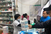 Người dân ùn ùn đi mua khẩu trang sau khi 3 người Việt nhiễm corona