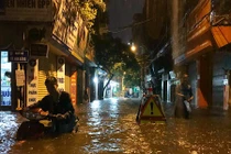 Mưa “khủng” ở Hà Nội: Người co chân ngồi nhậu, kẻ hì hục tát nước