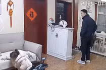 Thấy con gái ngã xe, bố làm lơ và cách dạy con cực hay