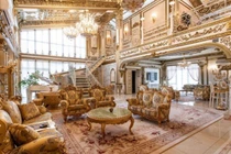 “Lóa mắt” ngôi nhà dát vàng như cung điện