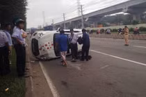 Đôi nam nữ khóc trong ô tô lật nhào ở Sài Gòn