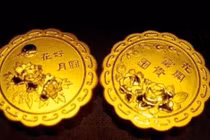 Có gì bên trong bánh Trung thu dát vàng siêu đắt đỏ?