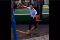 Video: Tài xế xe buýt Sài Gòn hung hãn vác búa đòi 'xử' nhau giữa phố