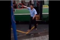 Video: Tài xế xe buýt Sài Gòn hung hãn vác búa đòi 'xử' nhau giữa phố