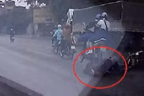 Video: Tránh ô tô ngược chiều, 2 người đi xe máy bị xe sau cán qua