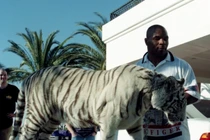 Khó tin thói quen "vung" tiền mua sắm kỳ lạ của các triệu phú