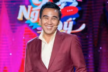 Quyền Linh thích mặc quần đùi, cởi trần ngồi trước biệt thự cao cấp